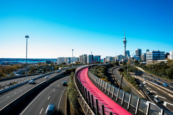 Cars driving down the motorway in Auckland, indicating the importance of driving to Aucklander's and how AutoFlip can make it easy to sell (not trade in) your car in Auckland